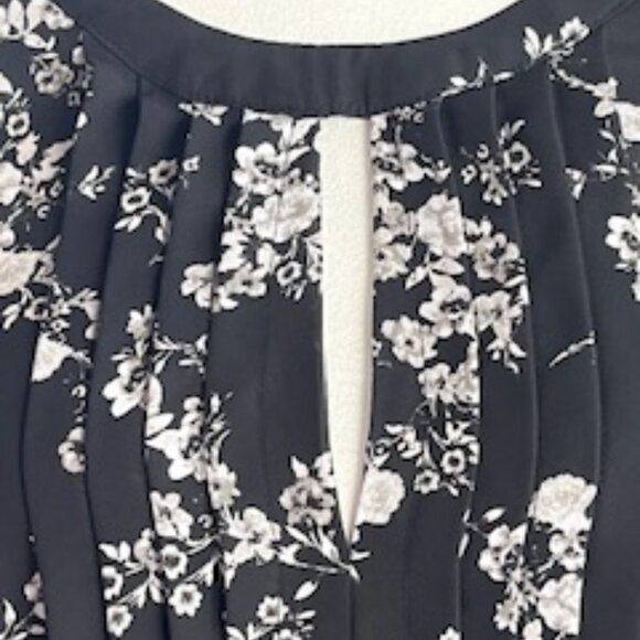 Elle Large sleeveless top. Large, Black, Grey, and White. - Picture 4 of 5